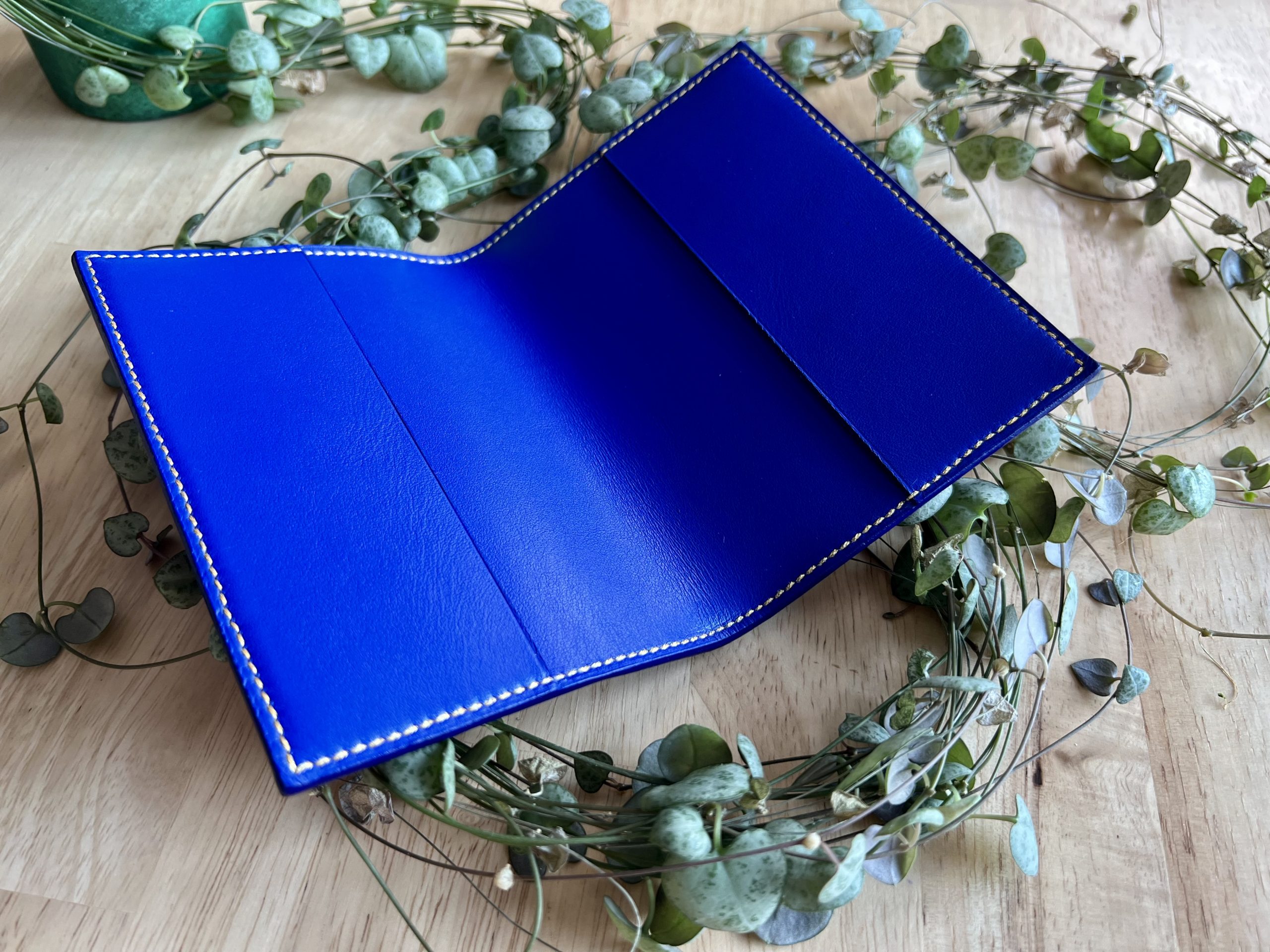 Intérieur protège passeport, entièrement bleu.